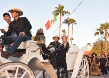 MAJESTUOSOS CATRINAS Y CATRINES DESFILAN EN NAVOJOA