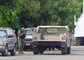 LANZAN GRANADA CONTRA POLICIAS EN HERMOSILLO