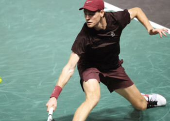 Sinner gana en París y se acerca a la cima de ATP