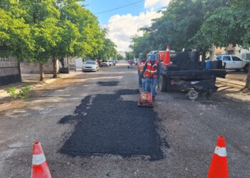 Avanza bacheo en distintos sectores de Hermosillo este jueves