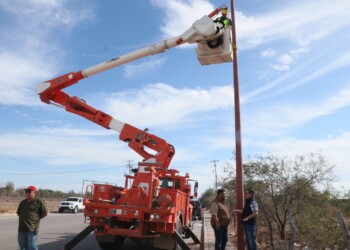 Se instalan 35 postes con lámparas en Periférico Sur
