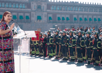 Promete Brugada mayores apoyos para bomberos