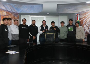 ENTREGA ELÍAS RETES UNIFORMES A SELECTIVO DE VOLEIBOL DE NAVOJOA PARA TORNEO ESTATAL