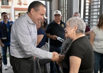 Acerca Toño Astiazarán servicios de «Miércoles en tu colonia» a familias de Villa Bonita