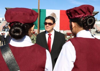Encabeza alcalde ceremonia de abanderamiento en el Día de la Bandera