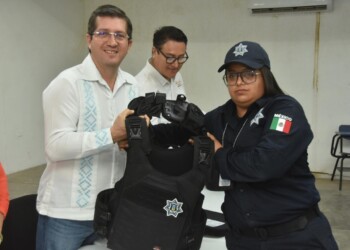 ENTREGA ELÍAS RETES FORNITURAS Y CHALECOS BALISTICOS A SEGURIDAD MUNICIPAL
