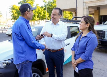 Equipa Toño Astiazarán con vehículos operativos a la Agencia de Energía y Cambio Climático para beneficio de familias hermosillenses