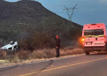 Muere hombre en volcamiento en la carretera Hermosillo-Ures