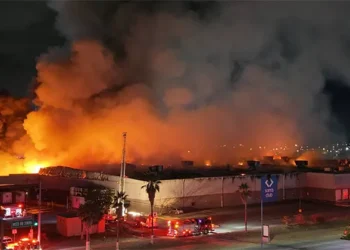 Arrasa fuego con tienda Sam´s en el Vado del Río