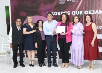 Reconocen legado de mujeres en el servicio público