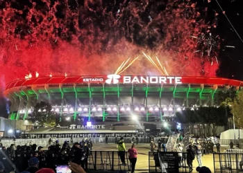 Reinauguran el Azteca entre ilusión y protestas