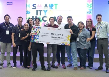 Impulsa Toño Astiazarán a jóvenes emprendedores durante el Smart City Hackaton