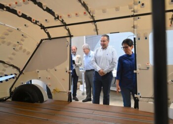 Reconoce Toño Astiazarán talento local que trabaja en vehículo eléctrico multipropósito