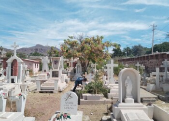 Avanza Ayuntamiento de Guaymas con limpieza de panteones previo al Día de las Madres