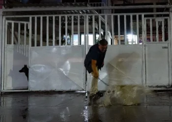 Desborda la lluvia coladeras y provoca inundaciones en el oriente de la CDMX