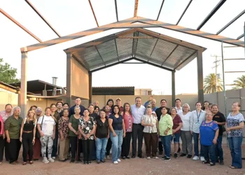 Apoya Toño Astiazarán a familias de la Mártires de Cananea