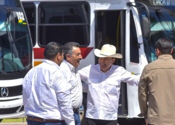 PORQUE ASÍ SE HACE CON BIENESTAR, ENTREGA GOBERNADOR DURAZO A PRESIDENTE LAMARQUE 15 NUEVAS UNIDADES DE TRANSPORTE PÚBLICO EN CAJEME
