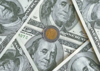 Peso mexicano se aprecia frente al dólar, pero perfila una caída semanal acumulada