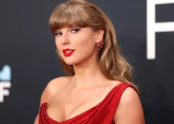 Demanda dice que la “Showgirl” de Taylor Swift se parece demasiado a la de una real
