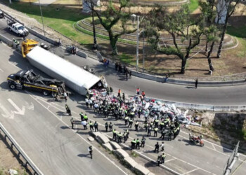 Vuelca tráiler en Puente de la Concordia en la alcaldía Iztapalapa