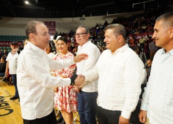 Jacobo Mendoza acompaña al Gobernador Alfonso Durazo en la Entrega de Becas