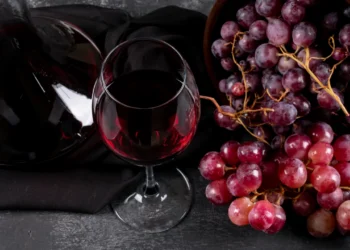 Aranceles de EU lastran comercio mundial de vino en 2025, mientras que consumo cae a nuevo mínimo