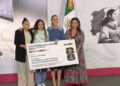 Claudia Sheinbaum entrega boletos a jóvenes ganadoras para asistir al Mundial 2026