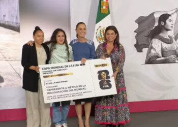 Claudia Sheinbaum entrega boletos a jóvenes ganadoras para asistir al Mundial 2026