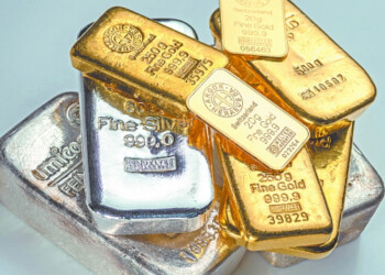 Oro cae presionado por los bonos del Tesoro de EU y el dólar; plata se desploma más de 4%