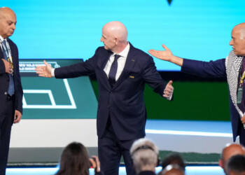 Directivos palestinos e israelíes de futbol se niegan a darse la mano en el Congreso FIFA (VIDEO)