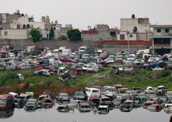 Vecinos de Tecámac y Ecatepec, en alerta por olores químicos por autos bajo el agua y tiradero de basura