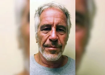 Revelan red de cazatalentos francés que enviaba modelos a Jeffrey Epstein