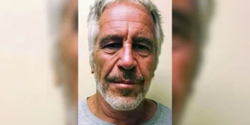 Revelan red de cazatalentos francés que enviaba modelos a Jeffrey Epstein