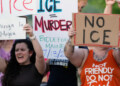 Migrantes mexicanos exigen investigación tras muerte de colombiano a manos del ICE