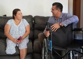 Ramón Flores fortalece el apoyo social con entrega de sillas de ruedas a familias de Guaymas