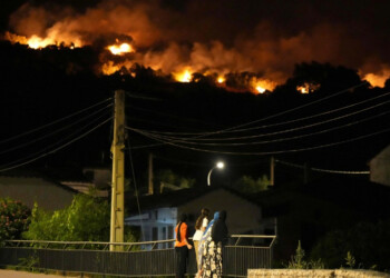 España: grandes incendios se fusionan en uno que se propaga hacia Madrid