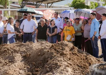 Supervisa Toño Astiazarán pavimentación de calle en la colonia Lomas de Madrid