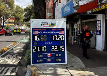El peso mexicano intenta mantener la calma frente al dólar; cotiza en 17.04 unidades