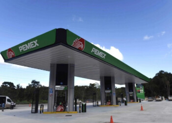 Gobierno y empresarios acuerdan mantener precio de gasolina regular debajo de $24 por litro