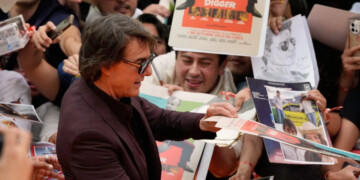 Vitorean al actor Tom Cruise al presentar ‘Digger’, de Alejandro González Iñárritu, en México
