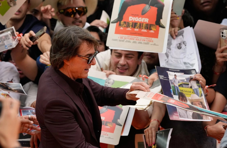 Vitorean al actor Tom Cruise al presentar ‘Digger’, de Alejandro González Iñárritu, en México