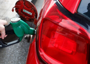 Precios del petróleo bajan luego de que China pide a Irán que limite acciones de los hutíes en el mar Rojo