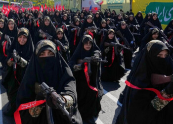 Se alistan 300 mil voluntarios para la “defensa total” de Irán