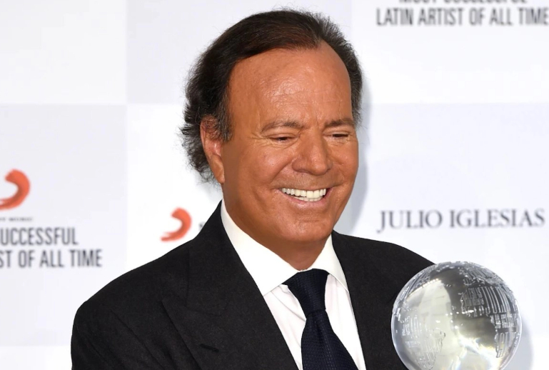 Avala la fiscalía española que se investigue a Julio Iglesias por agresión sexual