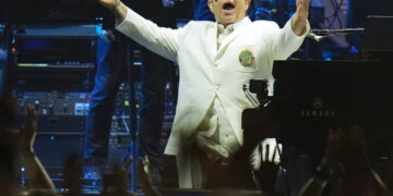 En su despedida de los escenarios, Elton John hace vibrar al estadio Banorte y sella su idilio con México