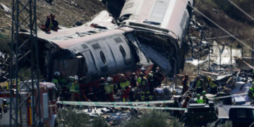 Suman 64 muertos tras choque de trenes en Toledo, España