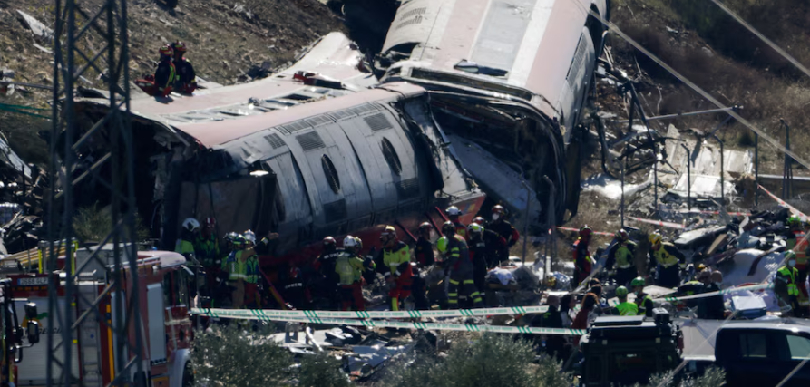Suman 64 muertos tras choque de trenes en Toledo, España
