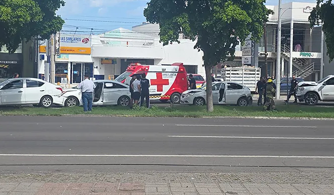 Dejan accidentes cuantiosos daños; Colapsan tráfico en transitadas vialidades